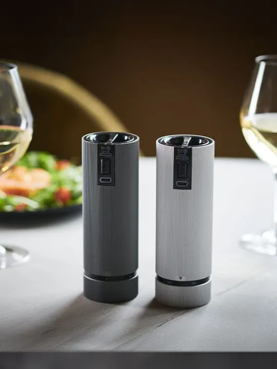 Peugeot Saveurs Line electrique Coffret cadeau - duo de moulins à poivre et à sel électriques rechargeables, u'select, carbone et aluminium, 15 cm - 6in. -> Coffrets Cadeaux | Envie De Design
