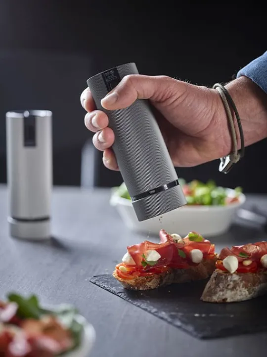 Peugeot Saveurs Line electrique Coffret cadeau - duo de moulins à poivre et à sel électriques rechargeables, u'select, carbone et aluminium, 15 cm - 6in. -> Coffrets Cadeaux | Envie De Design