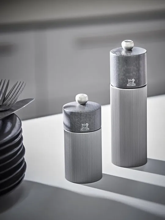 Peugeot Saveurs Line Moulin à sel manuel, alu et graphite, 12 cm - 4,75in -> Envie De Design | Moulins À Sel Et Salières