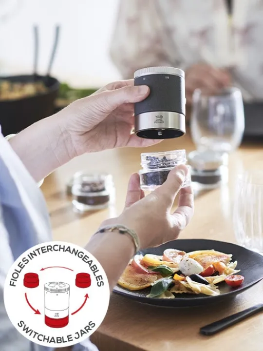 Peugeot Saveurs Maestro Bar à poivres - moulin à poivre u'select accompagné de 3 grands crus de poivres, de 3 réservoirs interchangeables, noir -> Idées Cadeaux -100€ | Coffrets Cadeaux