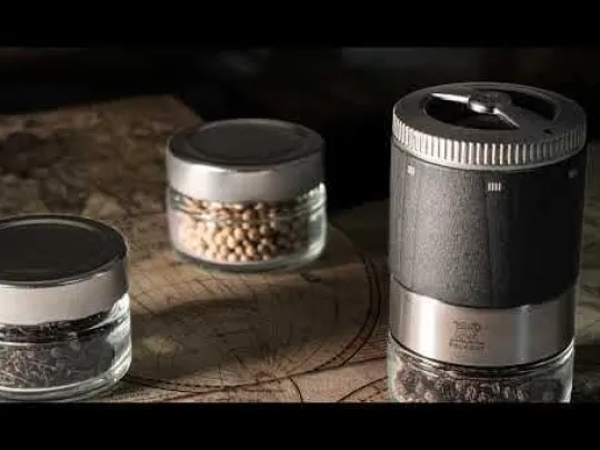 Peugeot Saveurs Maestro Bar à poivres - moulin à poivre u'select accompagné de 3 grands crus de poivres, de 3 réservoirs interchangeables, noir -> Idées Cadeaux -100€ | Coffrets Cadeaux