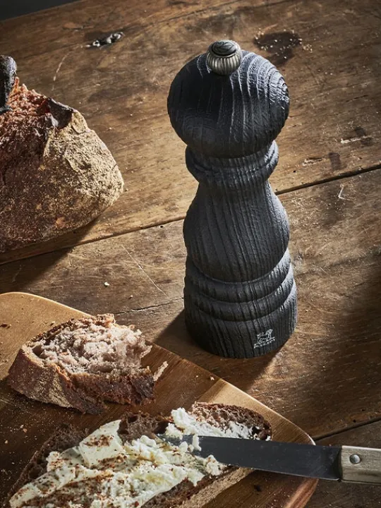 Peugeot Saveurs Paris nature black Moulin à poivre manuel en bois upcyclé et son poivre fair trade, noir, 30 cm - 12in -> Moulins À Poivre